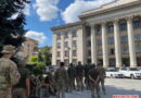 Біля житомирського суду зібралися військові, які хочуть справедливості в обранні запобіжного заходу рекетирам